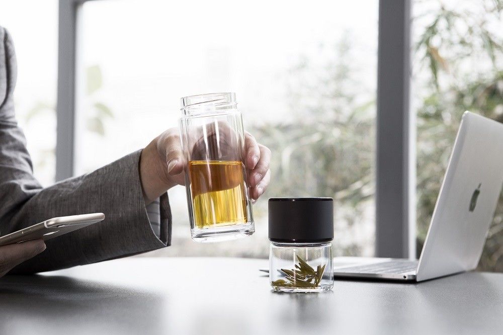 Clear Borosilicate Glass Water Filtration Pitcher Bottle Stainless Steel Infuser For Office